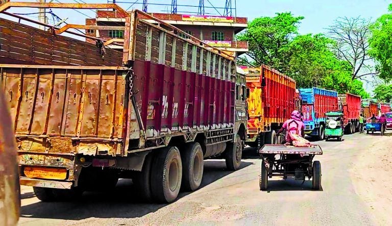 पटना-आरा-छपरा में महाजाम, 2 महीने से अटका है 20 हजार ट्रक, 70 किलोमीटर तक लगी लाइन