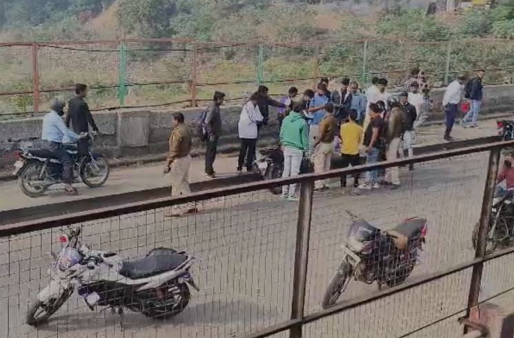 जमशेदपुर मानगो ब्रिज पर तेज रफ्तार स्कूटी डिवाइडर से टकराई, युवक की मौत