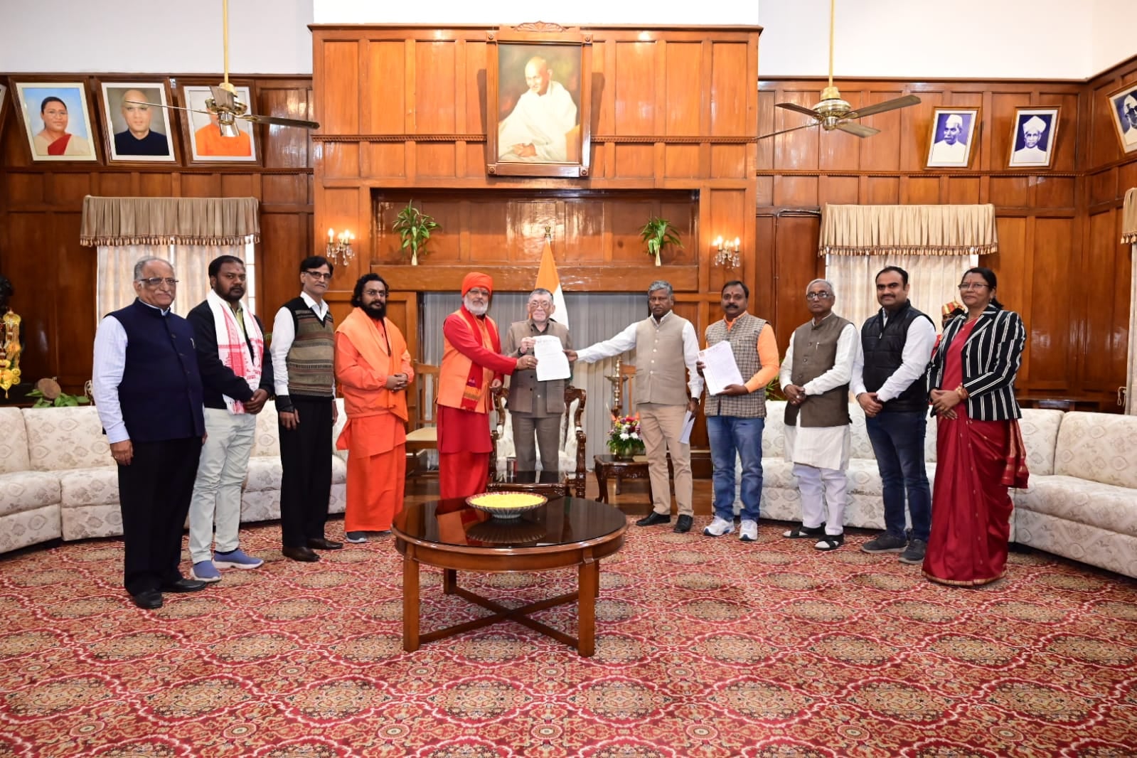 बांग्लादेश में हिंदू अल्पसंख्यकों के ऊपर हो रहे अत्याचार के खिलाफ झारखंड में भी आंदोलन, राज्यपाल से मिला प्रतिनिधि मंडल