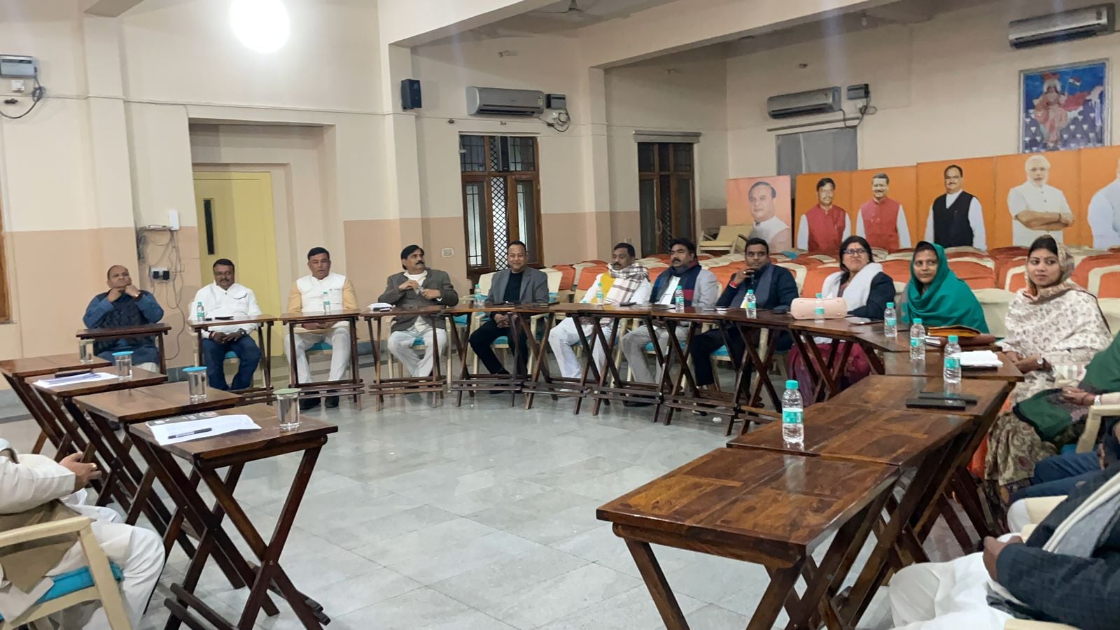 भाजपा प्रदेश कार्यालय में विधायक दल की बैठक शुरू, चंपाई व बाबूलाल समेत सभी विधायक मौजूद