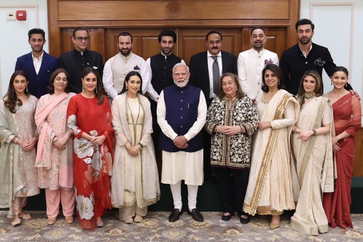 कपूर खानदान ने पीएम मोदी से की खास मुलाकात, करीना ने ऑटोग्राफ में लिखवाया बच्चों का नाम, देखिए कुछ खास तस्वीरें