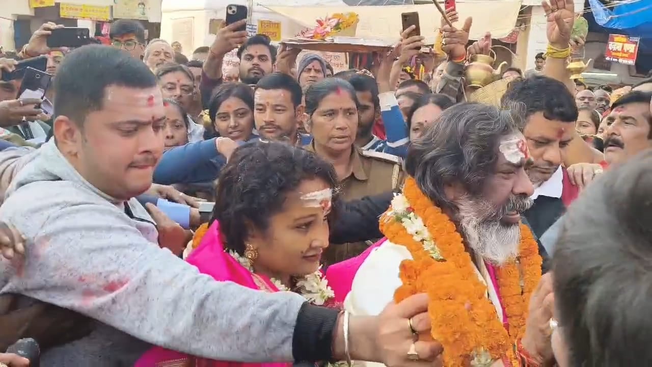 मुख्यमंत्री हेमंत सोरेन ने पत्नी कल्पना संग बाबा बैद्यनाथ के दरबार में की पूजा अर्चना, सभी के खुशहाली की कामना की