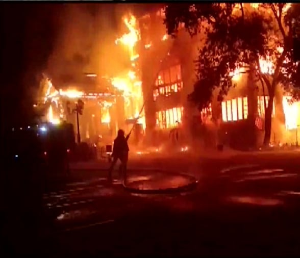 144 साल पुराना इमारत जल कर हुआ खाक, अंग्रेजों ने कराया था निर्माण