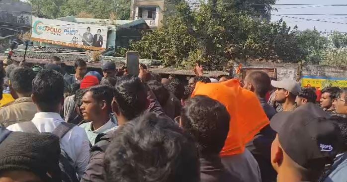 JSSC-CGL : छात्रों का दावा,  देवेंद्रनाथ महतो को पुलिस ने लिया हिरासत में