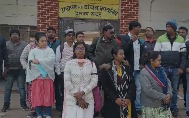 Dumka: महिला पंचायत सचिव के साथ मारपीट की घटना के विरोध में संघ ने शुरू किया आंदोलन, तीन दिनों तक काला बिल्ला लगाकर करेंगे काम