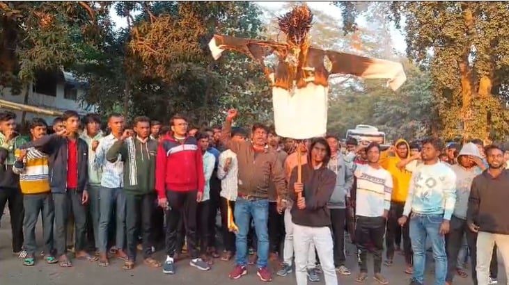दुमका: लाठीचार्ज के विरोध में CM हेमंत का पुतला दहन, छात्रों ने जमकर किया प्रदर्शन