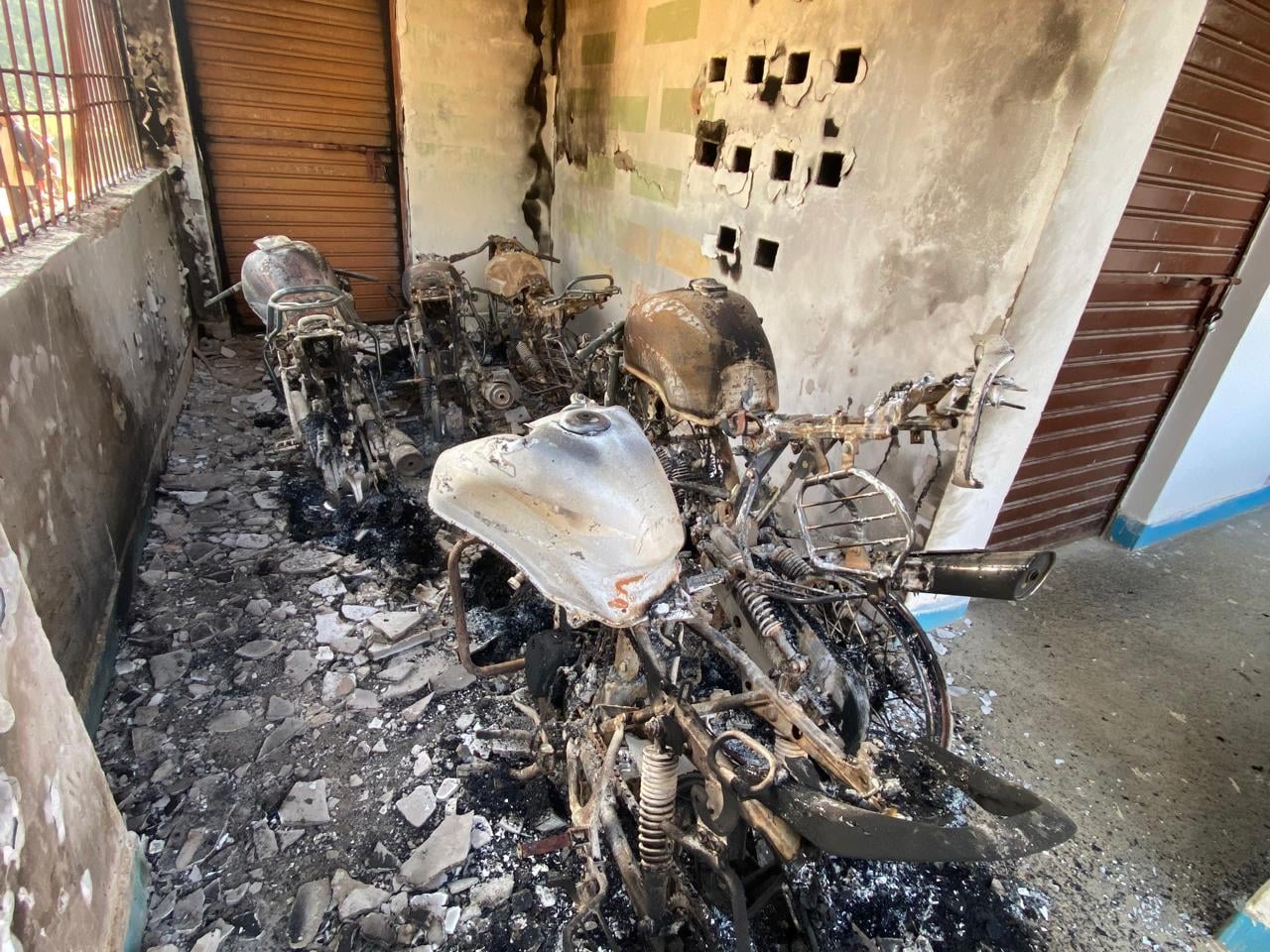 कमरे में सो रहे रहे थे लोग, अपराधियों ने पांच मोटरसाइकिल में लगा दी आग, छानबीन में जुटी पुलिस