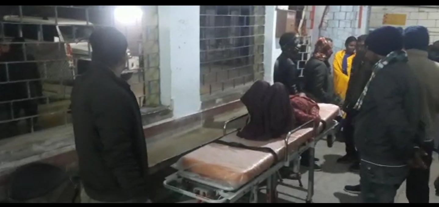 ब्रेकिंग : बरवाडीह में सड़क हादसे में 4 लोग घायल,  स्थानीय दरोगा ने घायलों को पहुँचाया अस्पताल