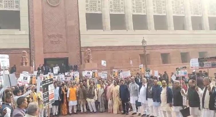 बाबासाहेब अंबेडकर मामले को लेकर गरमाई सियासत, संसद परिसर में प्रदर्शन