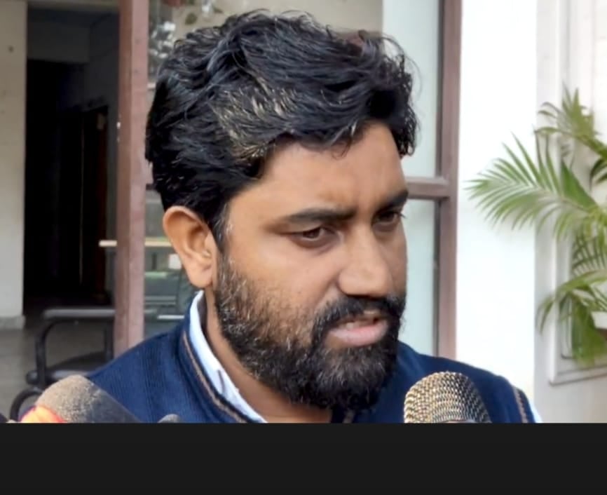 BREAKING:धनबाद में बालू माफिया का आतंक, कार्रवाई करने गई टीम को पुलिस की मौजूदगी में ऐसे घेर कर पीटा