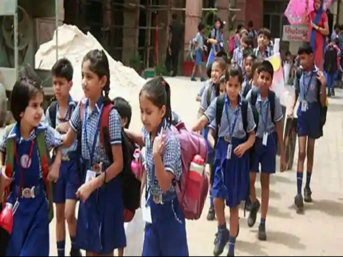 धनबाद के कई स्कूलों में रिक्त पदों की भर्ती को लेकर तैयारी शुरु, पढ़ें कैसे आज बच्चे नये साल की छुट्टी तो युवा नौकरी को लेकर दिखे उत्साहित