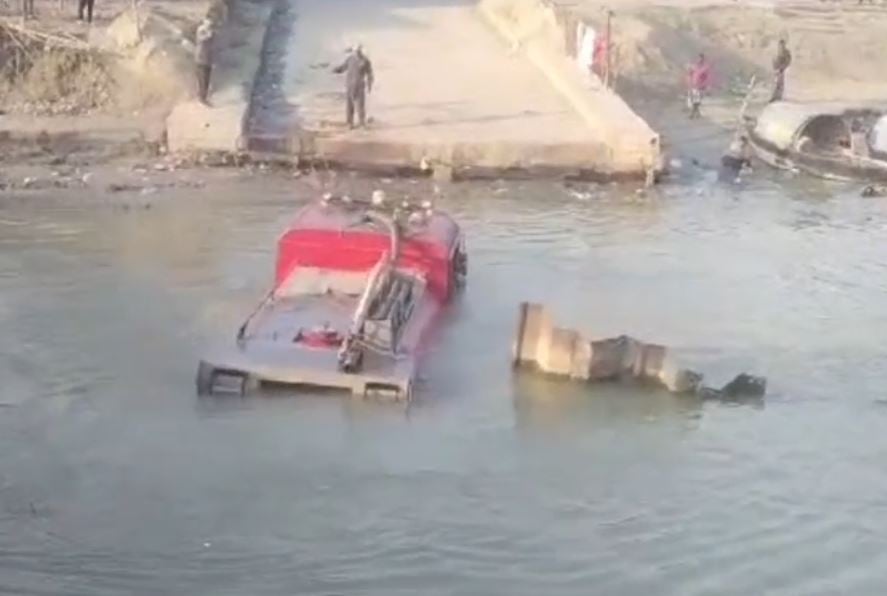 Breaking: ब्रेक फेल होने से राजमहल गंगा नदी में गिरा अग्निशमन वाहन, जांच में जुटी पुलिस