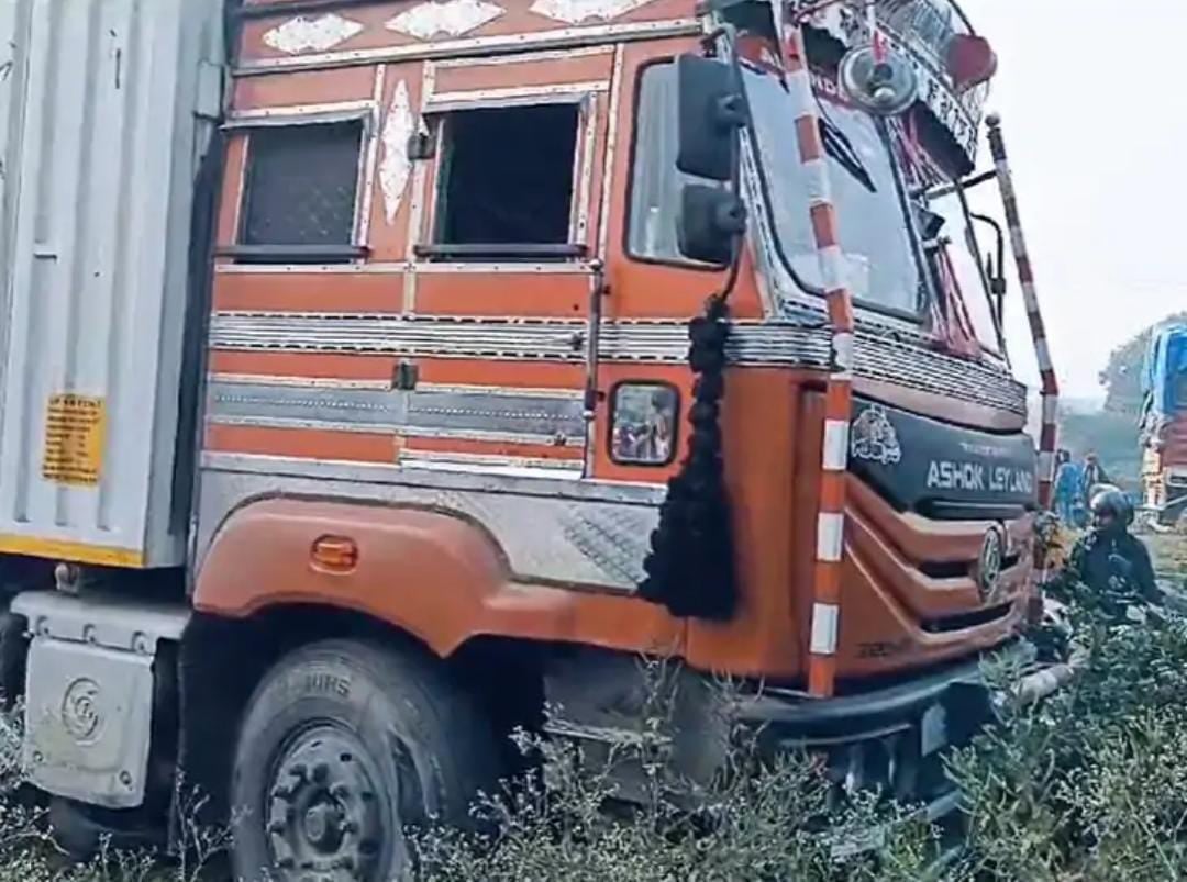 Dhanbad:  NH- 19 पर अवैध कट पार करती बाइक कंटेनर में घुसी, देखिएफिर क्या हुआ