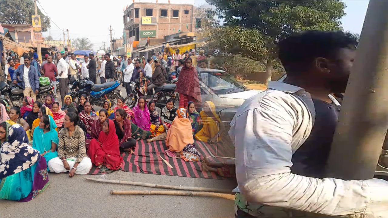 दुमका: जमीन विवाद सुलझाने पहुंचे सामाजिक कार्यकर्ता को एक पक्ष ने खंभे में बंधा, विरोध में सड़क जाम