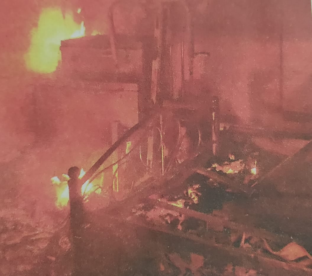 धनबाद में हैवानियत की हद: दुष्कर्म के आरोपी की नहीं हुई गिरफ्तारी तो गुस्साए लोगों ने देर रात घर में लगा दी आग