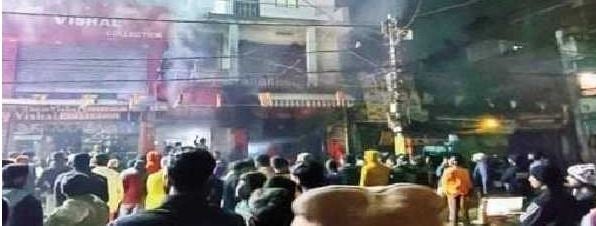 हजारीबाग के लक्ष्मी कॉम्प्लेक्स में लगी भीषण आग, दो दुकानें जलकर राख