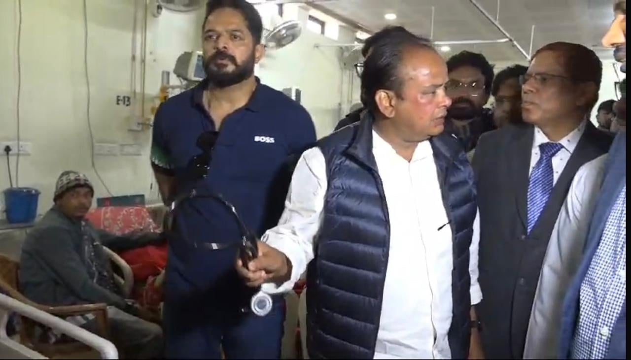 रांची: डॉक्टर बन मंत्री जी पहुंचे अस्पताल, मरीजों की तकलीफ सुन प्रबंधक की लगाई क्लास