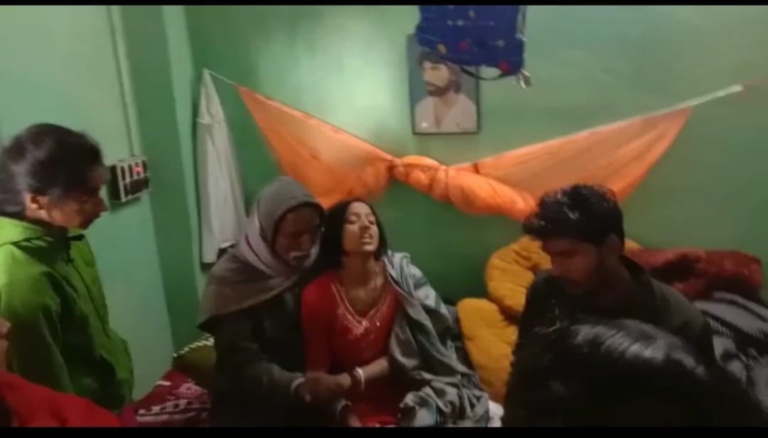 युवक ने फांसी लगाकर की आत्महत्या ,परिजनों ने पड़ोसी पर लगाया गंभीर आरोप