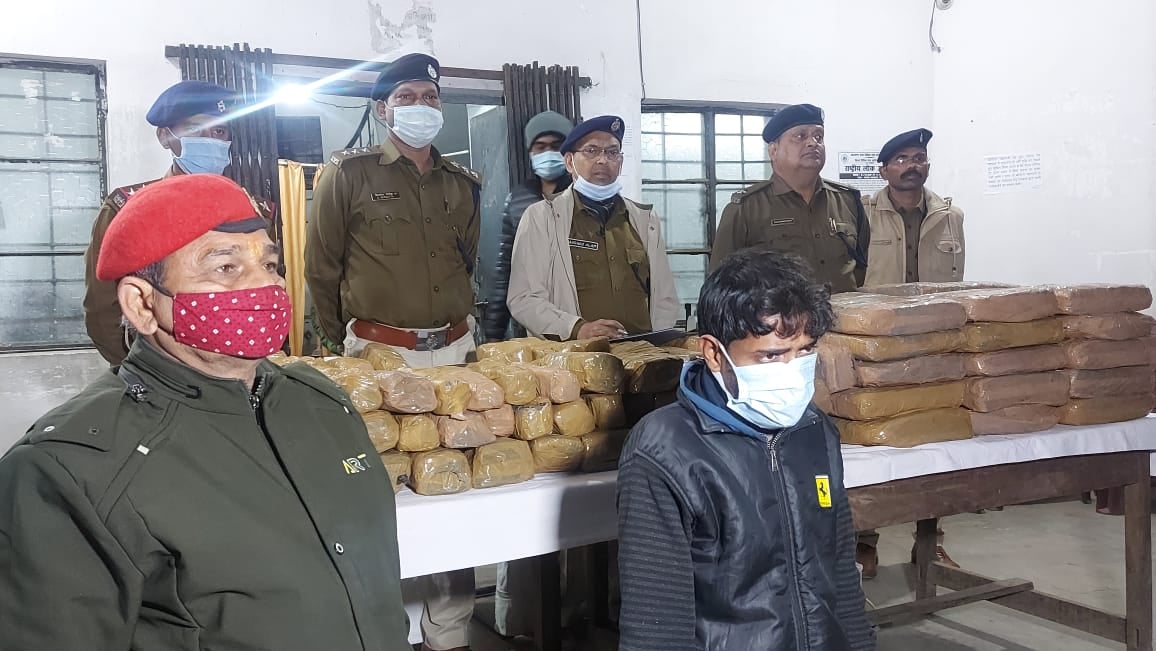 पुलिस ने 200 किलो गांजा के साथ एक युवक को किया गिरफ्तार