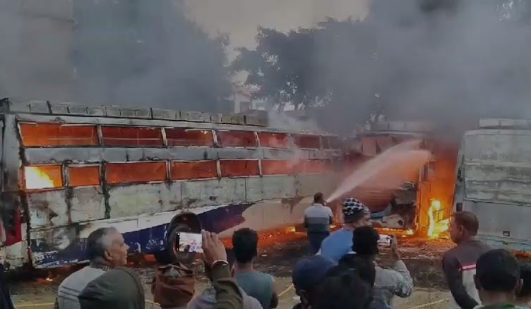 बस  ऑनर एसोसिएशन के अध्यक्ष का चार  पुरानी बस जलकर हुई राख, असमाजिक तत्वों पर आग लगाने का आरोप