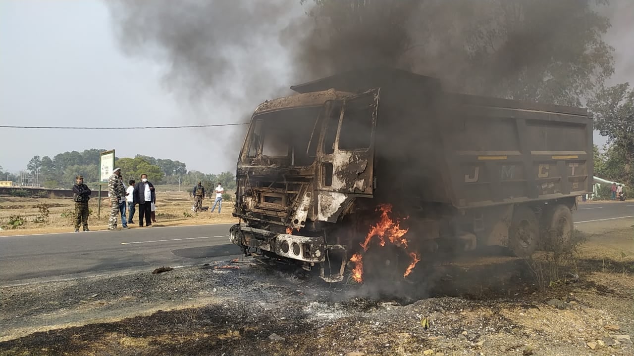चलती हुई हाईवा में अचानक लगी आग, केबिन जलकर हुई राख