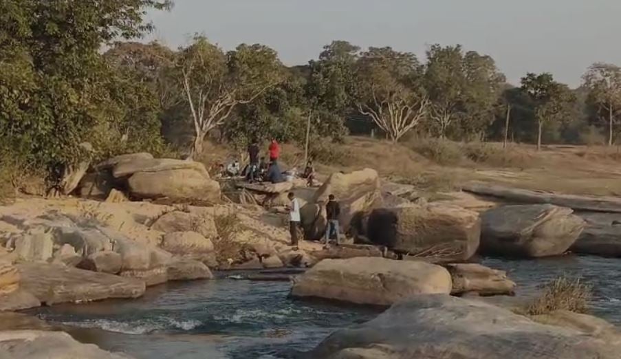 नया साल मनाने के लिए गुमला के पिकनिक स्थलों पर जुटी लोगों की भीड़, सुरक्षा व्यवस्था को लेकर प्रशासन अलर्ट