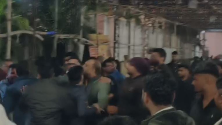 रसियन बोल कर लोकल डांसर को स्टेज पर कराया डांस! जम कर हुआ बवाल, देर रात रांची में जमकर चले लात-घुसे