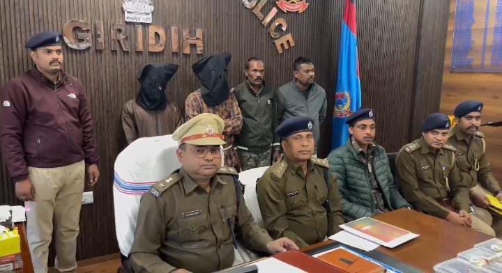 जमशेदपुर के बदमाश गिरिडीह में मचा रहे उत्पाद! पुजारी के घर डकैती का खुलासा, हथियार के साथ दो लुटेरे गिरफ्तार