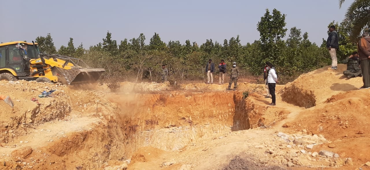 हीरापुर चित्र कुंडी वन क्षेत्र में चल रहे 10 अवैध कोयला खदानों को डोजरिंग कर किया गया बंद