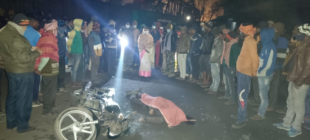 अज्ञात हाईवा की चपेट में आने से बाइक सवार की मौत, शव के साथ स्थानीय लोगों ने किया प्रदर्शन