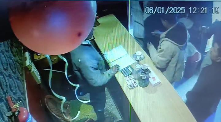 भागलपुर में दिखी पुलिस की दबंगई, लाइसेंस दिखाने के बावजूद रेस्टोरेंट के कर्मचारी को जड़ा थप्पड़, पढ़ें फिर क्या हुआ