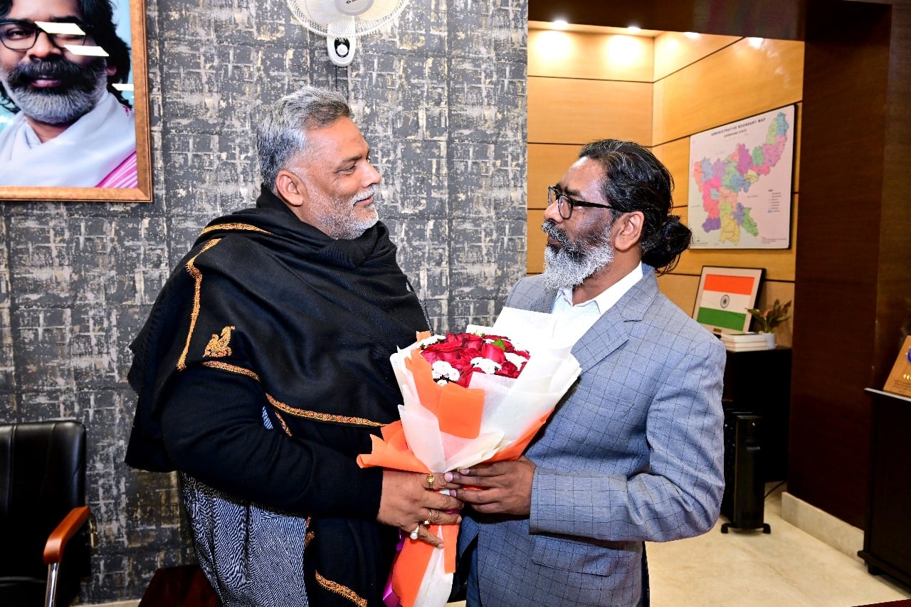 हेमंत और पप्पू की मुलाकात!बिहार की सियासी खिचड़ी झारखंड में बनाने की तैयारी,क्या अब झामुमो का झंडा उठायेंगे पप्पू यादव