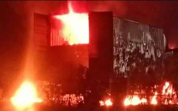रांची शहर से सटे ओरमांझी में उग्रवादियों का तांडव, क्रशर प्लांट पर खड़े दो हाईवा में लगायी आग, चालक को भी पीटा