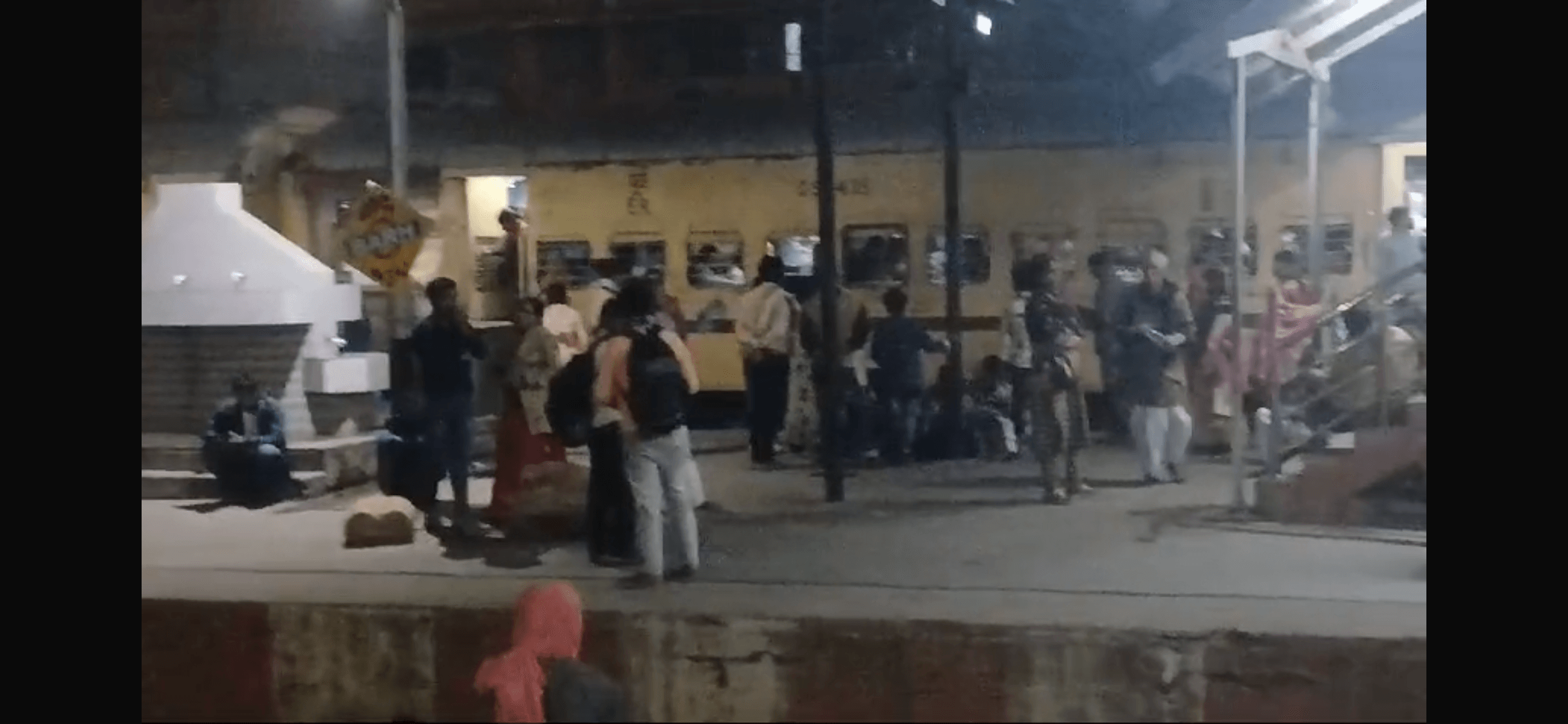 BIG BREAKING:चलती ट्रेन में यात्री के साथ मारपीट और फायरिंग