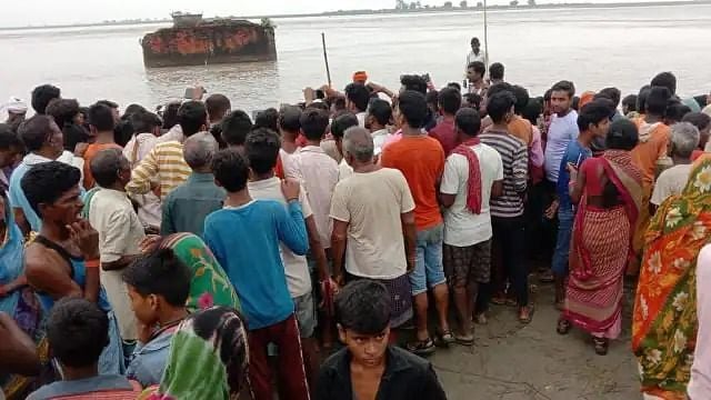 बड़ा हादसा: गंडक नदी पार करने के दौरान 25 लोगों से भरी नाव डूबी, एक की मौत, कई लापता
