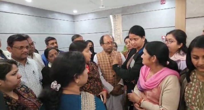 Dhanbad:  डिगवाडीह कार्मल स्कूल में छात्राओं के शर्ट उतरवाने के आरोप पर सख्त हुई डीसी, भेजी जांच टीम