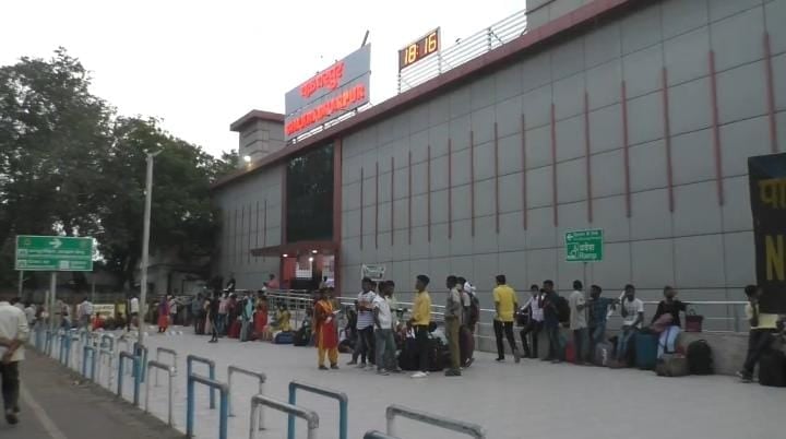 पेट की आग बुझाने के लिए पलायन करने को मजबूर हैं कोल्हान के बेरोजगार,बगैर रजिस्ट्रेशन के ट्रेन से रोजाना जा रहे सैकडों युवा