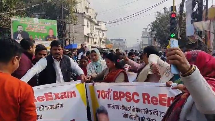 बिहार बंद: पप्पू यादव के नेतृत्व में BPSC छात्रों का विरोध प्रदर्शन, अशोक राजपथ पर बंद के समर्थकों ने की आगजनी, NH-31 भी जाम