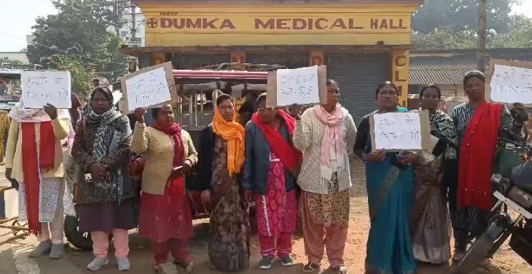 प्रभारी प्रधानाध्यापक का शव बरामदगी मामले में शिक्षक संघ ने किया रोड जाम