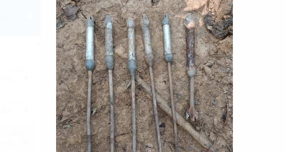 चाईबासा के जंगल से सुरक्षाबलों ने तीर से लैस आधा दर्जन IED किया बरामद