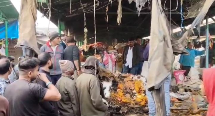 शहर के बीचोबीच मीना बाजार में असामाजिक तत्वों ने लगा दी गई आग, दो दुकानें जलकर राख, यहां का है मामला