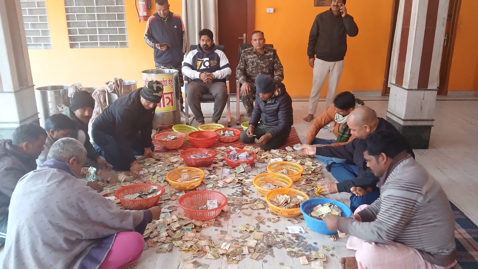 नए साल में विदेशी श्रद्धालुओं ने भी किया बाबा बैद्यनाथ की पूजा अर्चना, जानिए दान में कितना दिया विदेशी मुद्रा