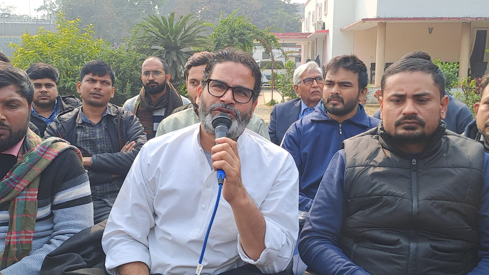 प्रशांत किशोर का अनशन समाप्त, सत्याग्रह शुरु, पीके ने सीएम की मानसिक स्थिति पर खड़ा किया सवाल, पढ़ें क्या कहा