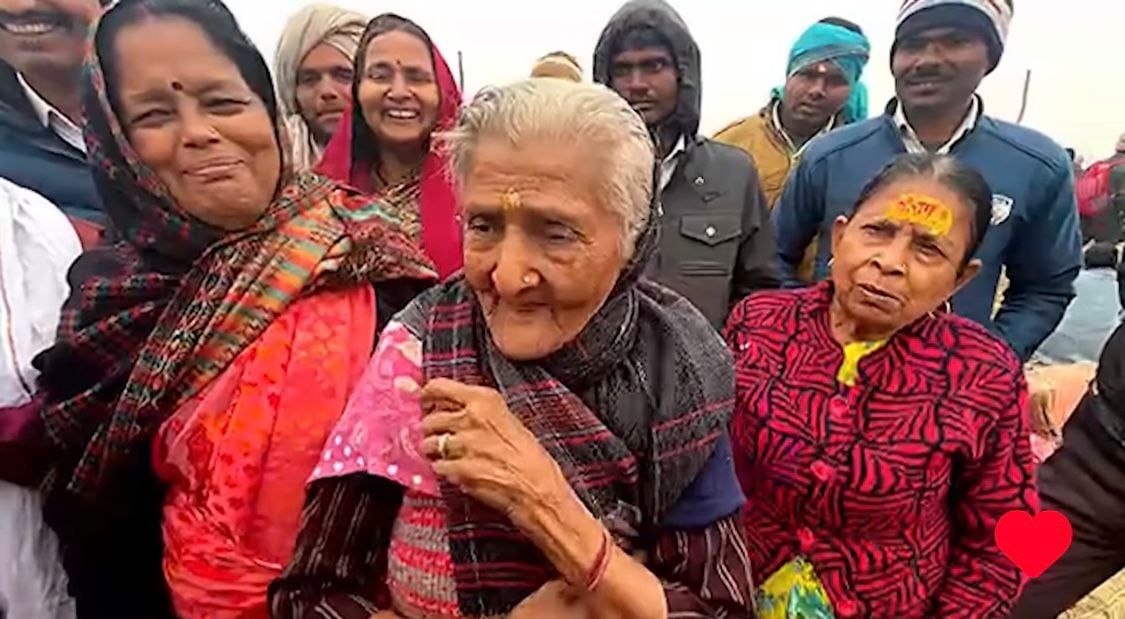 आस्था का ऐसा जज्बा की 92 साल की दादी अकेले ही धनबाद से पहुंच गई महाकुंभ, कहा-घर में बिन बताए पहुंचे हैं प्रयागराज