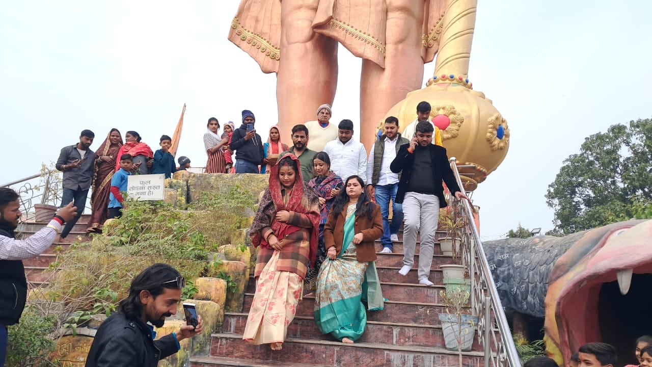 पलामू पहुंची भोजपुरी स्टार पवन सिंह की पत्नी, 105 फीट ऊंची हनुमानजी का लिया आशीर्वाद