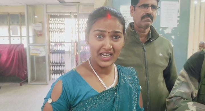 गढ़वा: यदि आप भी दूसरों को दे देते है एटीएम कार्ड तो हो जाएं सावधान, पढ़ें कैसे मदद के नाम पर महिला से 25 हजार की हुई ठगी