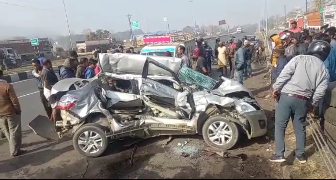 स्विफ्ट कार ने सडक़ किनारे खड़ी ट्रक को मारी टक्कर, बेक़ाबू रफ़्तार ने ली दो लोगों की जान