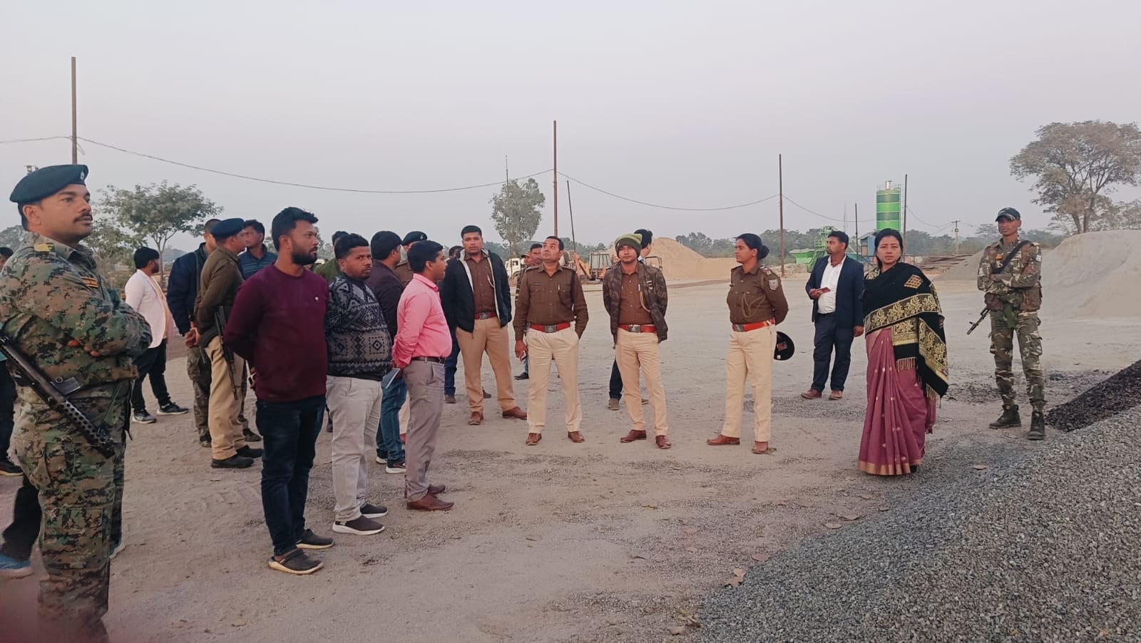 रामगढ़ के क्लासिक इंजीकॉम कंपनी में माइनिंग अधिकारियों का छापा, भारी मात्रा में बालू, बोल्डर किया गया जब्त