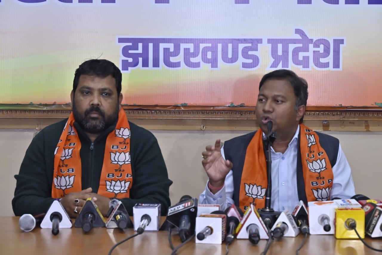 एक IAS अधिकारी के बेटे का तीन जन्म प्रमाण पत्र! अब भाजपा पूछ रही क्यों ना हो धोखाधड़ी का मामला दर्ज