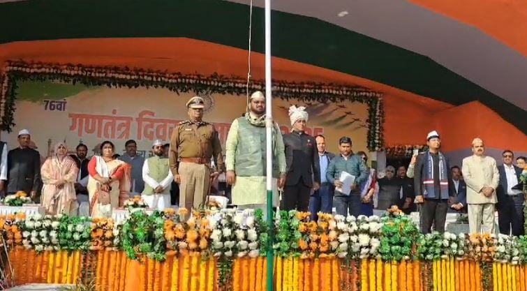 देवघर में मंत्री हफीजुल हसन ने किया झंडोत्तोलन, ली परेड की सलामी, जुबां पर रहा बाबा साहेब का नाम